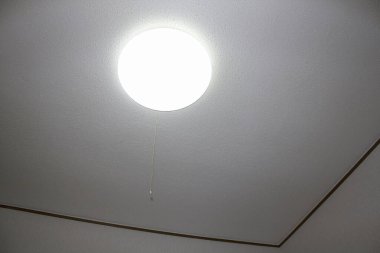 Japon apartmanının tavanında basit bir lamba.