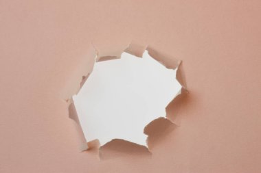 Kağıt arkaplanda beyaz yırtık delik