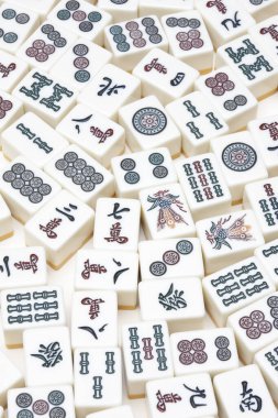 Masa arkaplanındaki mahjong tahta oyununun fayansları, kapatın