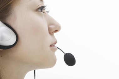 Kulaklıklı müşteri hizmetleri temsilcisi