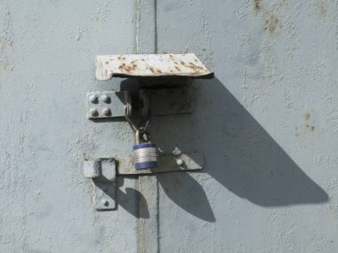 Eski kapıdaki eski asma kilit yakın plan görünümü