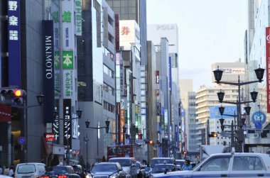 Tokyo, Japonya 'da binaları ve insanları olan modern şehir manzarası. 