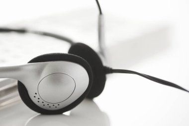 Kulaklıklar bilgisayar klavyesinde, kapat