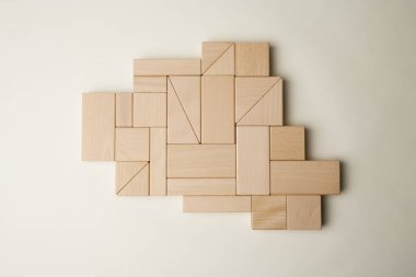 Beyaz arkaplanda tahta bloklar, kapatın