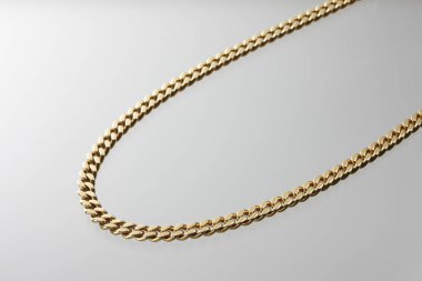 Beyaz zemin üzerinde güzel altın zincir