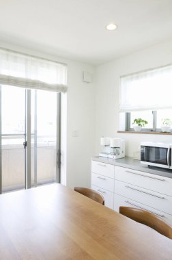 Yeni dairede mutfağın modern iç tasarımı