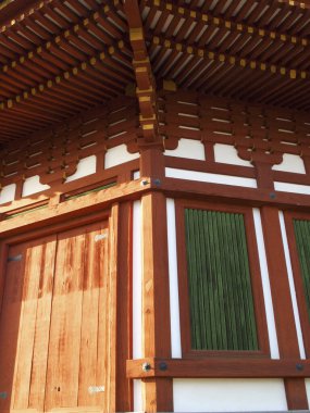 Ahşap kirişler ve yeşil paneller içeren geleneksel mimari