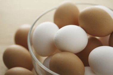 Taze organik tavuk yumurtalarının yakın plan görüntüsü          