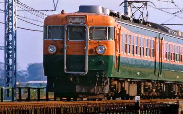 Tren Japon demiryolu ve gündüz görüşüyle hareket ediyor. 