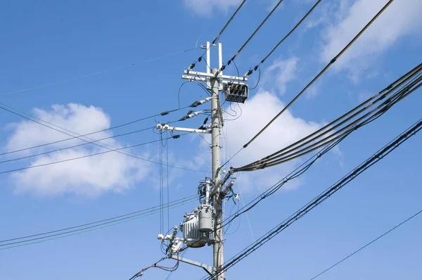 Gökyüzünde Yüksek Voltajlı Elektrik Hatları — Stok fotoğraf