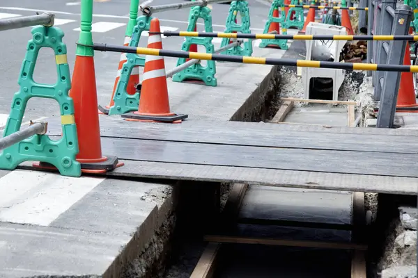 Bir sürü aleti olan bir inşaat alanı.