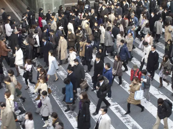 Люди Переходящие Улицу Пешеходном Переходе Японии — стоковое фото