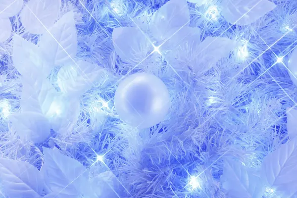 クリスマスツリーの青いクリスマスライトと装飾 — ストック写真