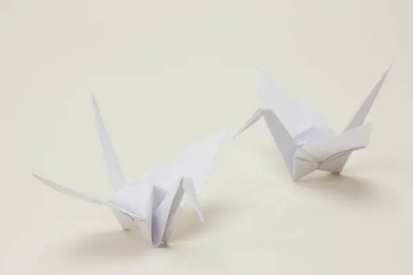 Gruas Origami Sobre Fundo Branco — Fotografia de Stock