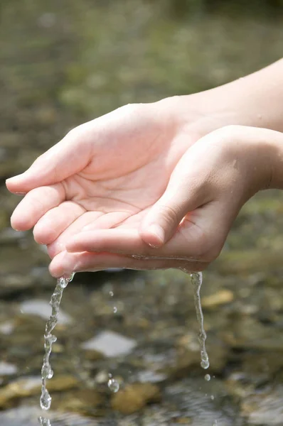 Женщина Моет Руки Улице Естественная Питьевая Вода Ладони Руки Брызгами — стоковое фото