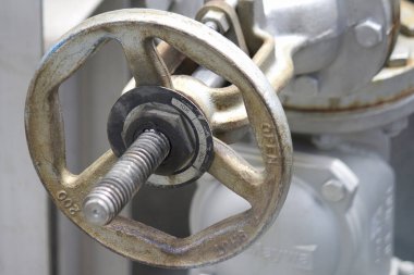 Endüstriyel makineleri kontrol eden metalik vana çarkını göster