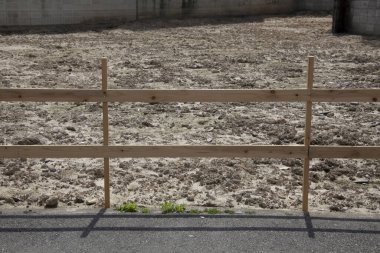 Toprak arazili bir çitle çevrili.