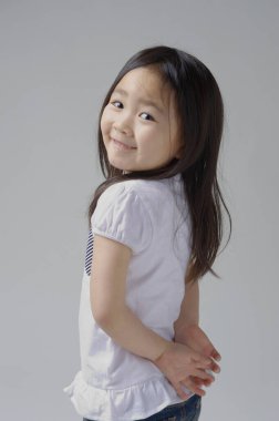 Küçük şirin bir kızın portresi.