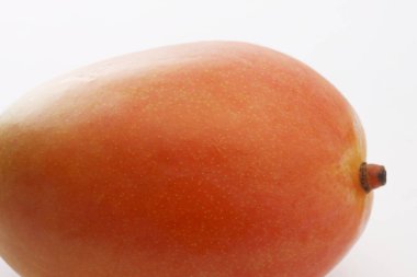 yakın plan - arkaplanda mango meyvesi görünümü