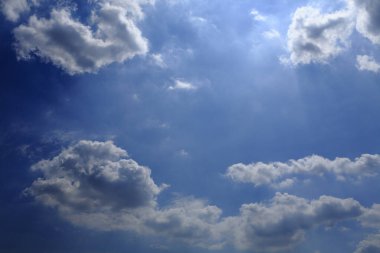 Bulutlu güzel mavi gökyüzü. Bulutlu manzara arkaplanı