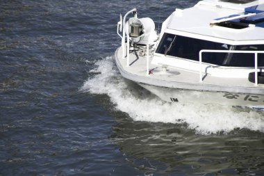 Suda hareket eden beyaz tekne manzarası