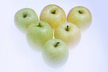 elmalar beyaz arkaplanda izole edilmiş