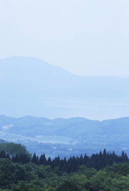 Dağların güzel manzarası Sabah yeşil ormanla   