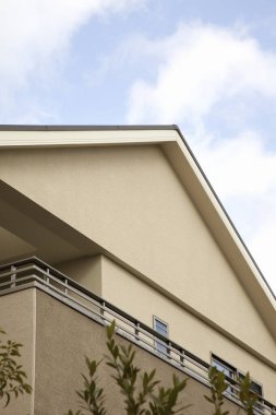 Modern ev, mavi gökyüzüne karşı. 