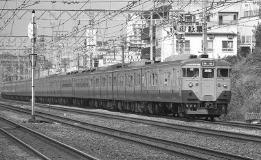 Yalnız tren güneşten sırılsıklam olmuş Japon tren raylarında hızla süzülüyor..