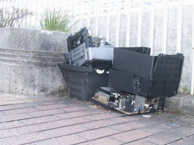 Dökülen elektronik atık beton duvara yığılmış.