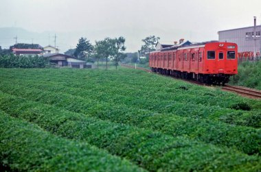 Japon kırsalındaki Tren Gündüz Görüşü 