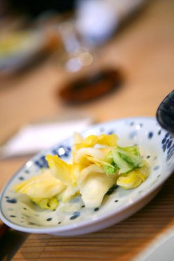 Lezzetli Japon mutfağı. Balıklı yemek.