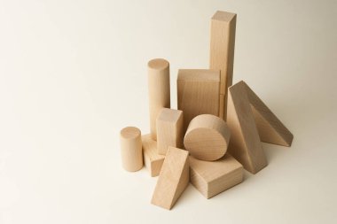 Beyaz arkaplanda izole edilmiş tahta bloklar