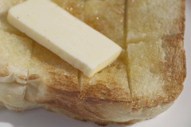 Altın kahverengi kabuklu tereyağlı tost.