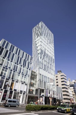 Japon şehrindeki modern ofis binaları, gündüz manzarası. 