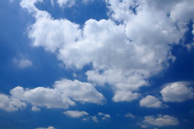 Bulutlu güzel mavi gökyüzü. Bulutlu manzara arkaplanı