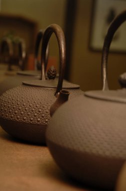 Mutfaktaki masada antika çaydanlıklar, kapatın.