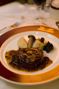 Şık tabakta sebzelerin yanında dinlenen gurme biftek.