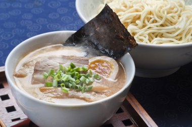 Domuz kemiği çorbası ve erişteden yapılmış Japon Ramen yemeğinin üst görüntüsü.