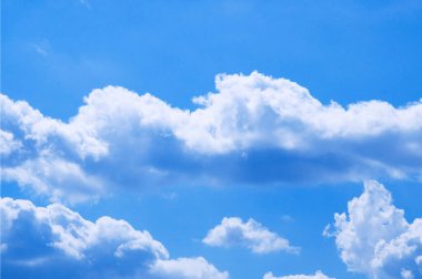 Beyaz bulutlu mavi gökyüzü