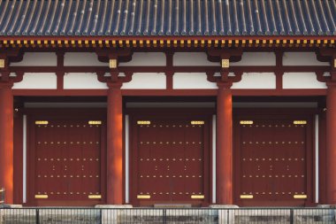 Japonya 'daki güzel tapınak, arka planda seyahat yeri.