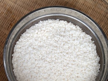 Tabakta yıkanmış pirinç manzarası