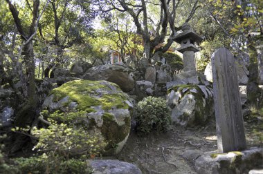 Güzel antik Japon tapınağının manzaralı görüntüsü.