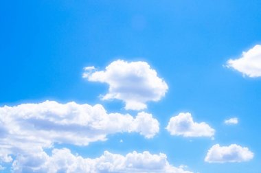 Beyaz kabarık bulutlu mavi gökyüzü