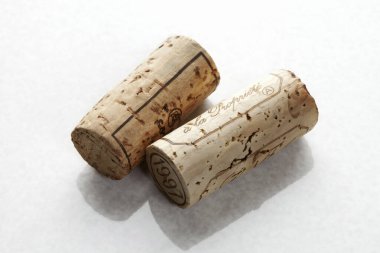 Beyaz arkaplanda izole edilmiş şarap mantarları
