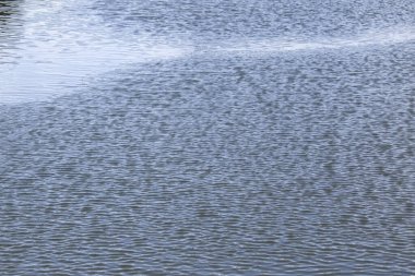 Nehirdeki su dalgalarının yakın çekim görüntüsü 