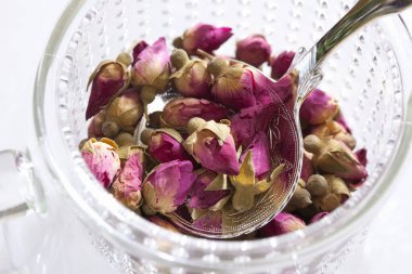 Bir kaşıkla cam bardağı kapat.