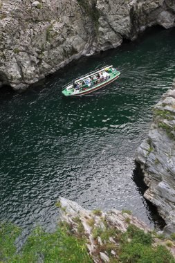 Dağ gölündeki bir tekne manzarası