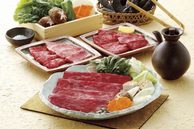 taze ve çiğ et dilimleri sosla servis edilir.