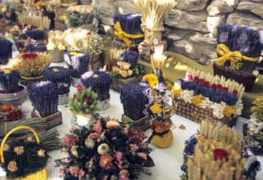 Kurumuş çiçek ve bitkilerden oluşan güzel buketler.      